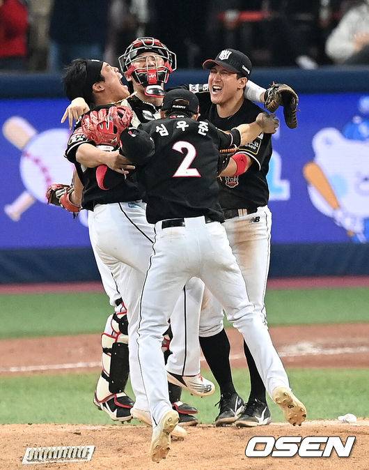 [OSEN=고척, 최규한 기자] KT 강백호, 장성우, 심우준, 황재균이 한국시리즈 우승 순간을 얼싸안으며 기뻐하고 있다. 2021.11.18 / dreamer@osen.co.kr