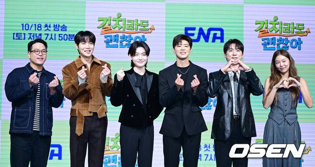 [OSEN=최규한 기자] 16일 오전 서울 상암동 쇼킹케이팝센터에서 ENA 신규 예능 ‘길치라도 괜찮아’ 제작발표회가 열렸다.예능 ‘길치라도 괜찮아’(연출 공대한)는 갈팡질팡 길치 연예인들이 크리에이터가 맞춤 설계한 여행에 도전하는 예능 프로그램이다.&nbsp;공대한 PD, 가수 손태진, 김용빈, 박지현, 방송인 김원훈, 송해나(왼쪽부터)이 포토타임을 하고 있다. 2025.10.16 / dreamer@osen.co.kr