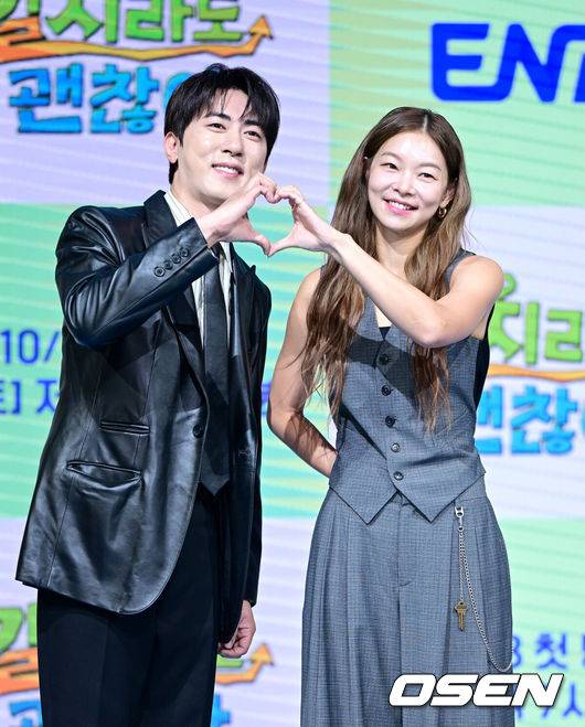 [OSEN=최규한 기자] 16일 오전 서울 상암동 쇼킹케이팝센터에서 ENA 신규 예능 ‘길치라도 괜찮아’ 제작발표회가 열렸다.예능 ‘길치라도 괜찮아’(연출 공대한)는 갈팡질팡 길치 연예인들이 크리에이터가 맞춤 설계한 여행에 도전하는 예능 프로그램이다.&nbsp;방송인 김원훈과 송해나가 포토타임을 하고 있다. 2025.10.16 / dreamer@osen.co.kr