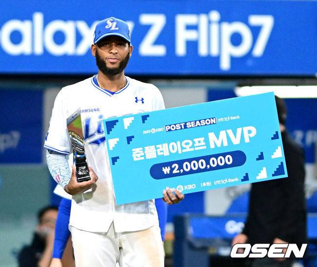 [OSEN=대구, 최규한 기자] 프로야구 삼성 라이온즈가 약속의 8회를 연출했다. 외국인 타자 르윈 디아즈와 이재현의 백투백 홈런을 앞세워 SSG 랜더스를 꺾고 플레이오프 진출에 성공했다.&nbsp;삼성은 14일 대구삼성라이온즈파크에서 열린 SSG와의 준플레이오프 4차전에서 8회 디아즈와 이재현의 백투백 홈런에 힘입어 5-2로 승리했다. 이로써 시리즈 전적 3승 1패로 플레이오프 진출 티켓을 거머 쥐었다.&nbsp;준플레이오프 MVP로 선정된 삼성 디아즈가 포즈를 취하고 있다. 2025.10.14 / dreamer@osen.co.kr