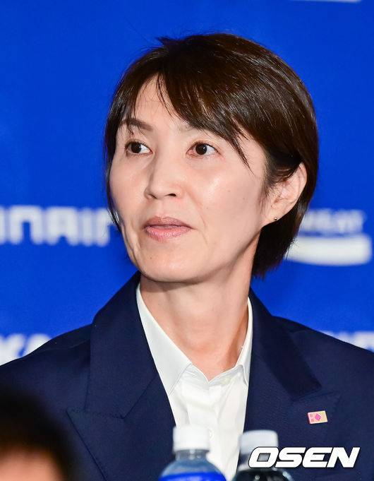 [OSEN=박준형 기자] 16일 서울 청담리베라에서 프로배구 진에어 2025-2026시즌 V리그 개막을 알리는 여자부 미디어데이 행사가 진행됐다.이날 미디어데이에는 흥국생명의 이다현, 레베카 라셈(등록명 레베카), 정관장의 정호영, 엘리사 자네테, 현대건설의 김다인, 카리 가이스버거(등록명 카리), IBK기업은행의 육서영, 알리사 킨켈라, 한국도로공사의 김세빈, 레티치아 모마 바소코(등록명 모마), GS칼텍스의 유서연, 레이나 도코쿠, 페퍼저축은행의 고예림, 조이 웨더링턴(등록명 조이)이 참석했다.흥국생명 요시하라 토모코 감독이 질문을 듣고 있다.  2025.10.16 / soul1014@osen.co.kr