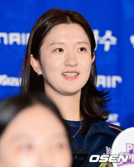 [OSEN=박준형 기자] 16일 서울 청담리베라에서 프로배구 진에어 2025-2026시즌 V리그 개막을 알리는 여자부 미디어데이 행사가 진행됐다.이날 미디어데이에는 흥국생명의 이다현, 레베카 라셈(등록명 레베카), 정관장의 정호영, 엘리사 자네테, 현대건설의 김다인, 카리 가이스버거(등록명 카리), IBK기업은행의 육서영, 알리사 킨켈라, 한국도로공사의 김세빈, 레티치아 모마 바소코(등록명 모마), GS칼텍스의 유서연, 레이나 도코쿠, 페퍼저축은행의 고예림, 조이 웨더링턴(등록명 조이)이 참석했다.흥국생명 이다현이 미소 짓고 있다.  2025.10.16 / soul1014@osen.co.kr