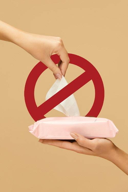 가능하다면 물과 천을 이용한 가장 기본적인 청소법으로 돌아가는 것이 안전하다. 게티이미지