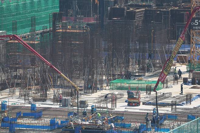 올해 여름 서울 시내 한 아파트 건설현장에서 노동자들이 작업하는 모습. 뉴스1