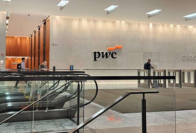 미국 뉴욕 소재 프라이스워터하우스쿠퍼스(PWC) 본사의 로비 전경.