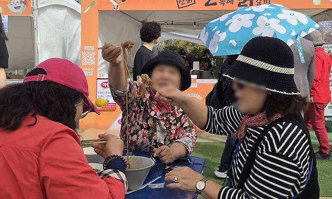 ‘2025 막국수·닭갈비 축제’ 첫날인 16일 강원 춘천시 공지천 산책로 일대에서 방문객들이 강원지역 토속음식들을 맛보고 있다. 배상철 기자