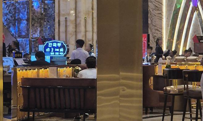 15일 둘러본 캄보디아 시아누크빌 카지노들에는 한국어 간판을 달고 환전 등 업무를 하는 부스가 있었다. 한 현지 직원은 취재진에게 다가와 한국어로 “환전이 필요하냐”고 물으며 “한국인들이 카지노를 많이 찾는다”고 말하기도 했다.