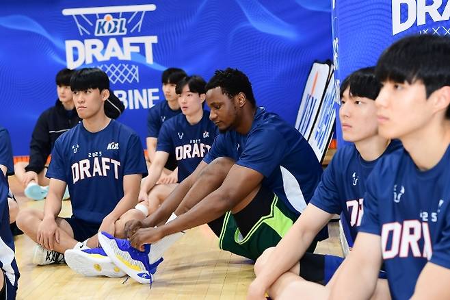 건국대 프레디 무티바가 16일 서울 강남구 KBL센터에서 진행된 2025 신인드래프트 컴바인에서 신발 끈을 고쳐 매고 있다. KBL 제공