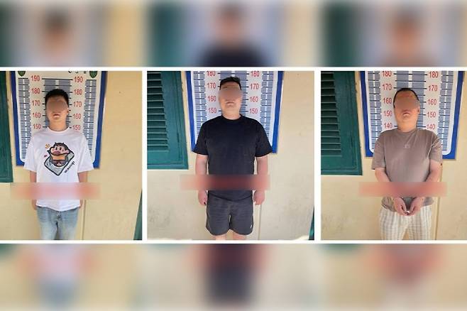 캄보디아 경찰에 체포된 중국인 용의자 3명이 신원 확인 절차를 위해 포즈를 취하고 있다. 이들은 지난 8월 깜폿주에서 한국인 박 모 씨를 살해한 혐의와 함께 온라인사기 범죄에 연루된 혐의를 받고 있다. 현지 수사당국은 추가 공범을 추적 중이다. 사진=캄보디아 경찰 제공