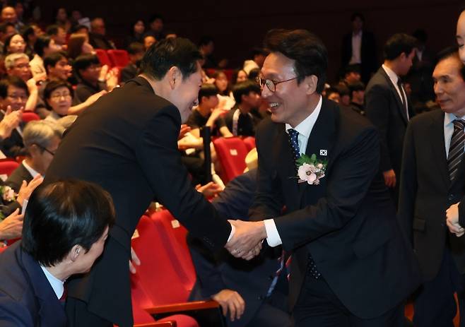 장동혁 대표와 악수하는 김민석 총리 - 김민석 국무총리가 16일 경남 창원시 3·15아트센터에서 열린 제46주년 부마민주항쟁 국가기념식에 참석하며 국민의힘 장동혁 대표와 악수하고 있다. 2025.10.16 연합뉴스