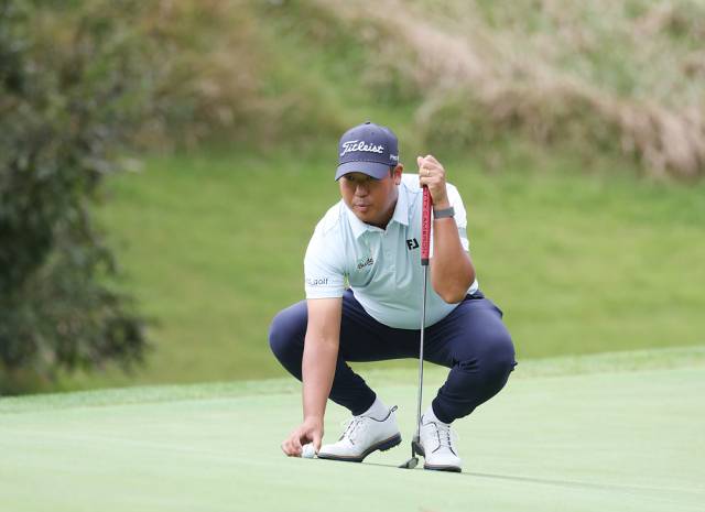 퍼트 라인 읽는 이동환. 사진 제공=KPGA