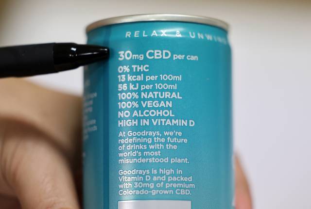 서울 양천구 서울지방식약청 브리핑실에서 열린 ‘마약성분 함유 의심 해외직구식품 기획검사 결과 브리핑'에서 관계자가 대마성분(CBD)가 함유된 음료 제품을 공개하고 있다. 기사와 무관한 사진. 뉴스1