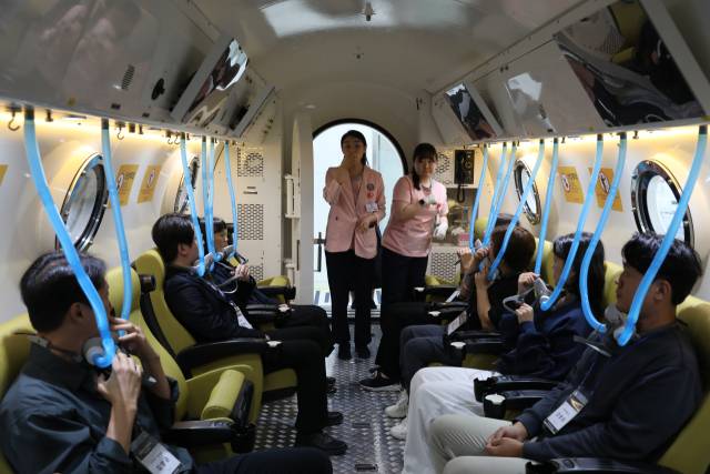 15일 한강성심병원 고압산소치료센터 의료진들이 취재진 대상으로 기압 평형(이퀄라이징) 방법에 대해 설명하고 있다. 사진 제공=한강성심병원