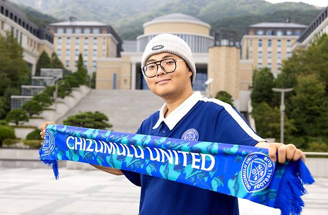 9월29일 부산외국어대학교 교정에서 ‘치주물루 유나이티드’ 머플러를 든 ‘구단주’ 이동훈씨. ⓒ시사IN 조남진