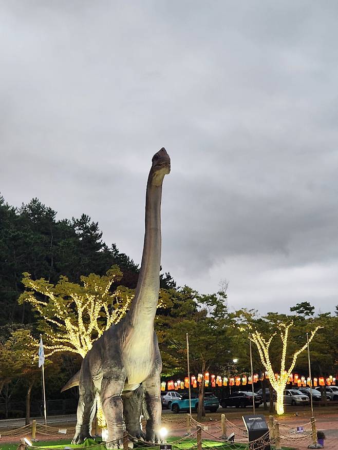 공룡엑스포 주 행사장인 당항포관광지의 대형 공룡 조형물 모습 ⓒ고성군