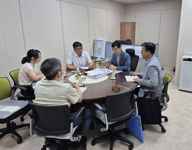 울산 동구는 지역 건설산업의 경쟁력 강화와 지역경제 활성화를 위해 15일 안전도시국장실에서 '지역 건설사업 활성화를 위한 간담회'를 열었다. ⓒ울산 동구