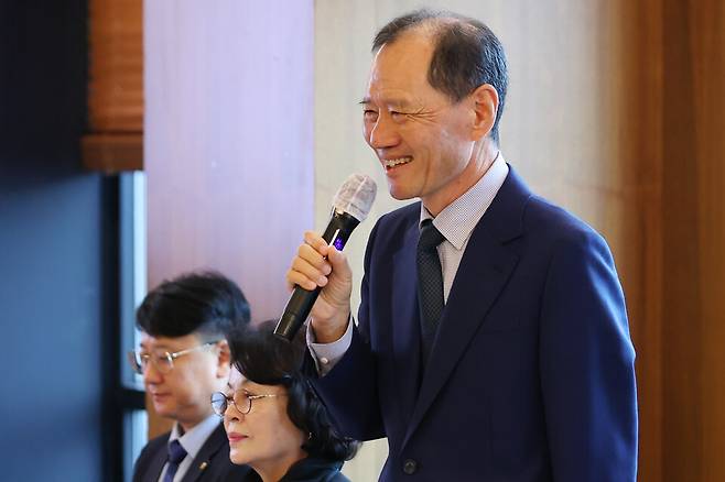 김수복 한국시인협회 회장이 13일 서울 중구 프레스센터에서 열린 '서울, 세계 시 엑스포 2025' 기자간담회에서 인사말을 하고 있다.ⓒ연합뉴스