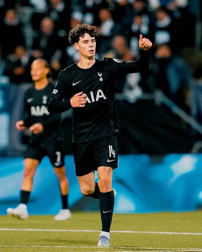 토트넘의 영건 아치 그레이는 지난 시즌에만 친선전 포함 총 80경기 엔트리에 이름을 올렸고, 48경기를 뛰었다. 또 잉글랜드 U-21 대표팀으로 U-21 유로2025 대회에도 출전했다. 사진출처｜토트넘 홋스퍼 페이스북