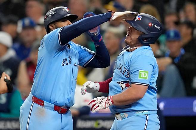 토론토의 알레한드로 커크(오른쪽)가 16일(한국시간) T-모바일파크에서 열린 시애틀과 ALCS 3차전 6회초 우월 3점홈런을 터트린 뒤 블라디미르 게레로 주니어와 기뻐하고 있다. 시애틀(미 워싱턴주)｜AP뉴시스