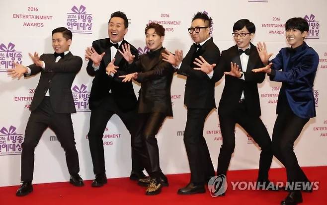 무한도전팀(왼쪽부터 양세형, 정준하, 하하, 박명수, 유재석, 광희)이 서울 마포구 MBC공개홀에서 열린 ‘2016 MBC연예대상’ 시상식 포토존에서 포즈를 취하고 있다. 연합뉴스