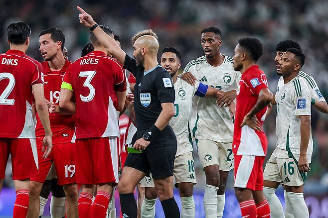 인도네시아 선수들(왼쪽)이 9일 사우디아라비아와의 북중미월드컵 아시아 4차예선 맞대결에서 상대 선수들과 맞서고 있다. Getty Images코리아