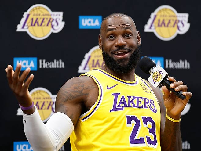 LA 레이커스 르브론 제임스가 지난달 30일 미디어 데이에서 발언하고 있다. Getty Images코리아