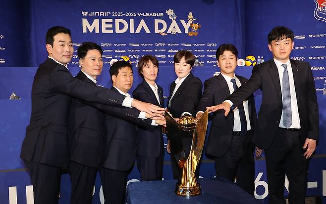 V리그 여자부 7개팀 감독들이 16일 서울 호텔리베라 청담에서 열린 2025~2026시즌 미디어데이에서 우승 트로피에 손을 얹고 기념촬영하고 있다. 연합뉴스