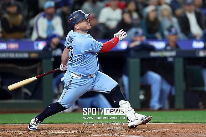 ▲ 알레한드로 커크의 3점 홈런이 터지면서 토론토는 12-2, 10점 리드를 잡았다.