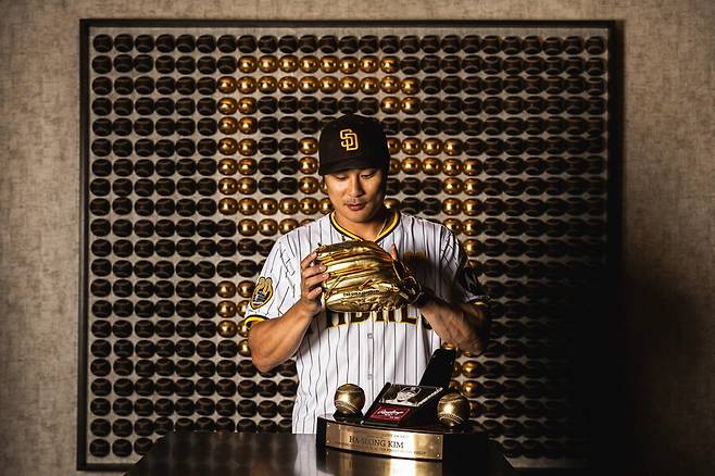▲ 2023년 내셔널리그 유틸리티 부문 골드글러브를 수상한 김하성이 골드글러브를 착용하고 있다. ⓒ샌디에이고 파드리스 공식 SNS