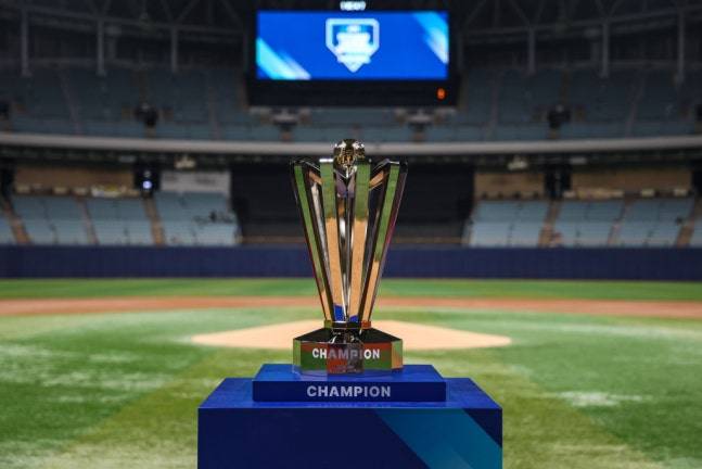 2025 KBO 퓨처스리그 챔피언 트로피. KT 위즈 퓨처스 팀이 국군체육부대(상무)를 꺾고 첫 주인이 됐다. /사진=KBO 제공