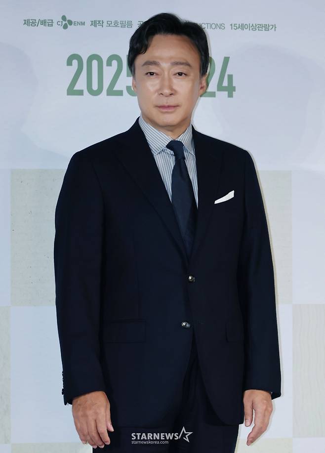 배우 이성민이 22일 오후 서울 CGV용산아이파크몰에서 진행된 영화 '어쩔수가 없다'(감독 박찬욱) 언론배급시사회 및 기자간담회에 참석해 포즈를 취하고 있다.  '다 이루었다'고 느낄 만큼 삶이 만족스러웠던 회사원 만수(이병헌)가 덜컥 해고된 후, 아내와 두 자식을 지키기 위해, 어렵게 장만한 집을 지켜내기 위해, 재취업을 향한 자신만의 전쟁을 준비하며 벌어지는 이야기를 그린 작품 '어쩔수가없다'는 오는 24일 개봉한다. /2025.09.22 /사진=이동훈 photoguy@