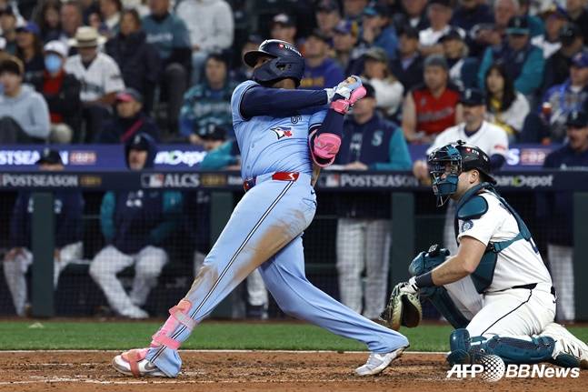 토론토 게레로 주니어(왼쪽)가 16일 ALCS 3차전 5회초 솔로 홈런을 터뜨리고 있다. /AFPBBNews=뉴스1