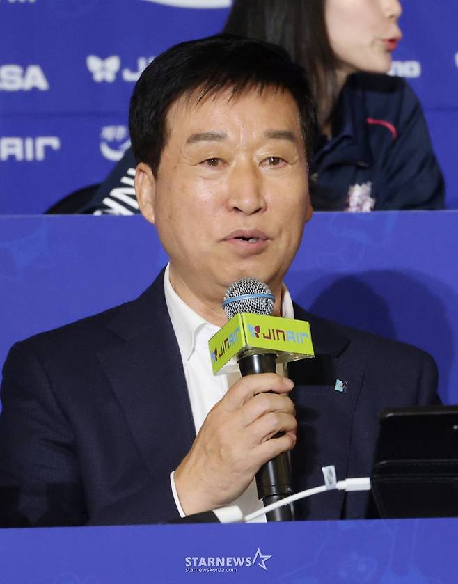 진에어 2025-2026시즌 V리그 미디어데이가 16일 서울 강남구 청담 리베라호텔에서 열렸다.  IBK기업은행 김호철 감독이 출사표를 밝히고 있다. /사진=김진경 대기자