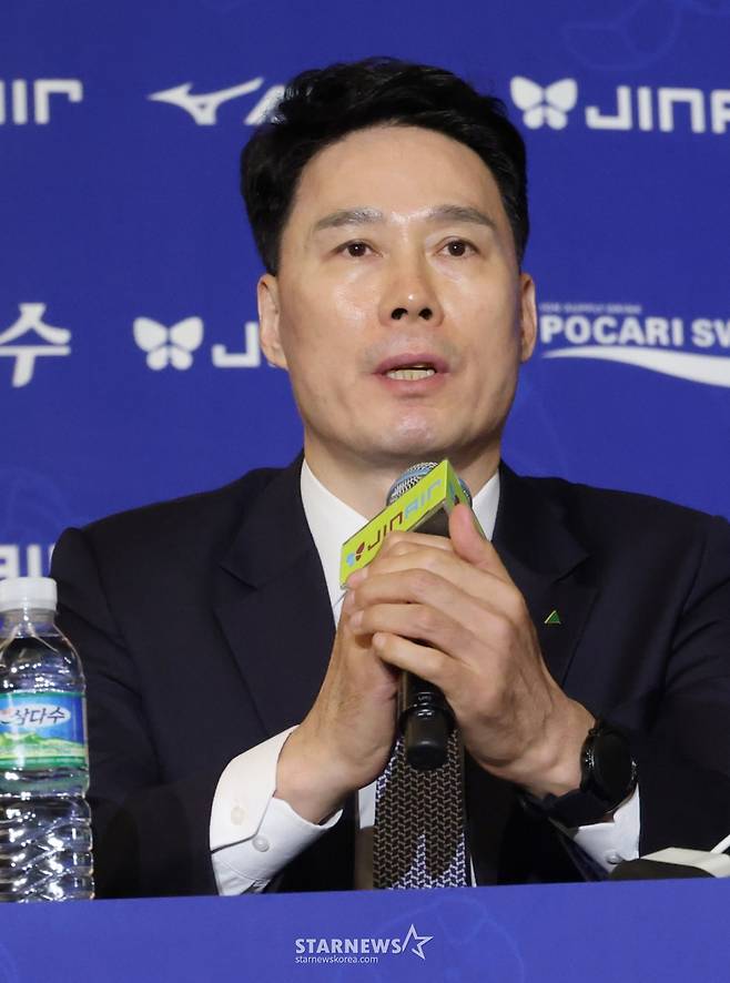 진에어 2025-2026시즌 V리그 미디어데이가 16일 서울 강남구 청담 리베라호텔에서 열렸다.  현대건설 강성형 감독이 출사표를 밝히고 있다. /사진=김진경 대기자