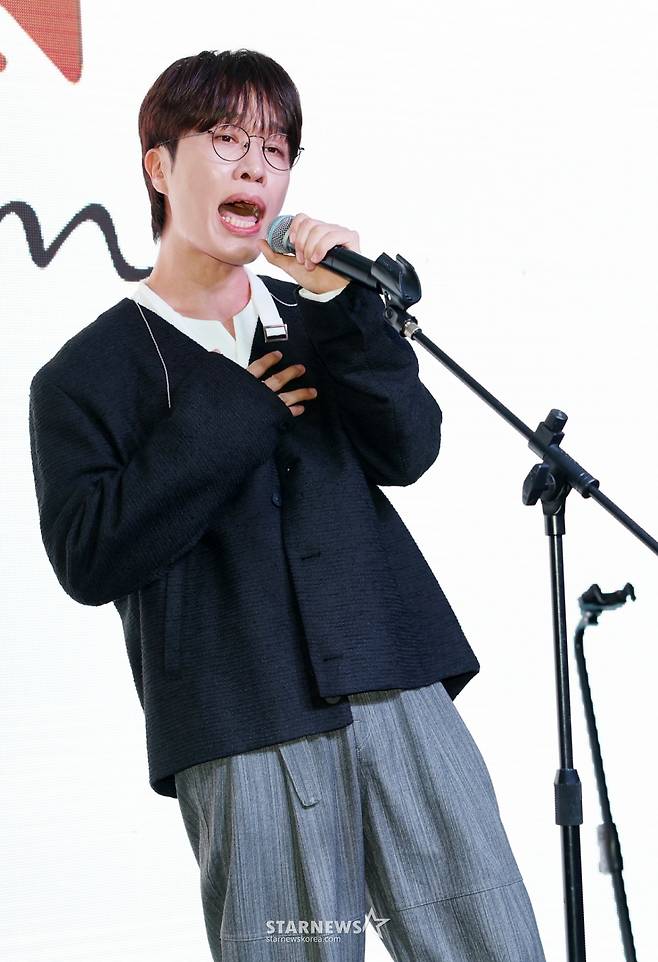 그룹 소란 고영배가 16일 서울 마포구 엠피엠지 사옥에서 진행된 3인 체제 마지막 앨범 'DREAM' 발매 기념 쇼케이스에서 멋진 무대를 선보이고 있다. /2025.10.16 /사진=김휘선 hwijpg@