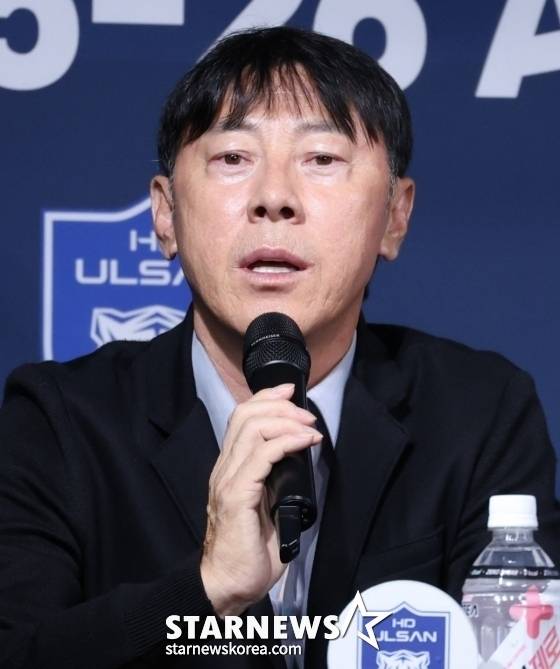 '2025-26 ACL 참가 K리그 4개팀 미디어데이'가 4일 서울 신문로 축구회관 2층 다목적회의실에서 열렸다. 울산 신태용 감독이 기자들의 질문에 답하고 있다. /사진=김진경 대기자