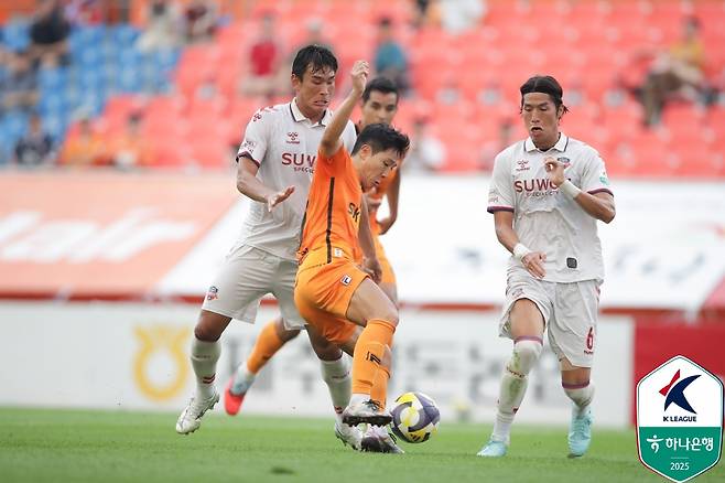 남태희(가운데)가 볼을 컨트롤하고 있다. /사진=한국프로축구연맹 제공