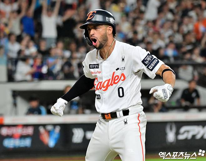 14일 오후 대전 한화생명 볼파크에서 열린 '2025 신한 SOL Bank KBO리그' 롯데 자이언츠와 한화 이글스의 경기, 9회말 한화 리베라토가 솔로 홈런을 날리고 있다. 엑스포츠뉴스DB