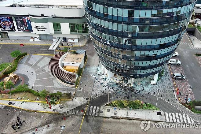 에콰도르 도심 폭발물 테러 현장 잔해물 [과야킬 AFP=연합뉴스. 재판매 및 DB 금지]