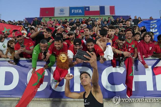 열광하는 모로코 팬들. [EPA=연합뉴스]