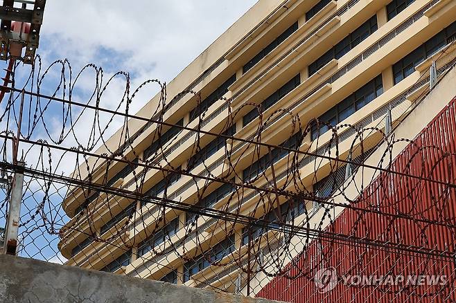 철조망 깔린 '망고단지' (프놈펜=연합뉴스) 서대연 기자 = 캄보디아에서 한국인 납치ㆍ감금이 잇따라 발생하고 있는 가운데 16일(현지시간) 캄보디아 프놈펜 인근 범죄단지로 알려진 '망고단지' 외벽에 철조망이 깔려있다. 2025.10.16 dwise@yna.co.kr