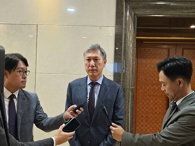 중국 베이징 도착한 노재헌 신임 주중대사     (베이징=연합뉴스) 정성조 특파원 = 노재헌 신임 주중대사가 16일 오후 중국 베이징 서우두공항에서 취재진과 이야기를 나누고 있다. 2025.10.16 xing@yna.co.kr [베이징특파원 공동취재]