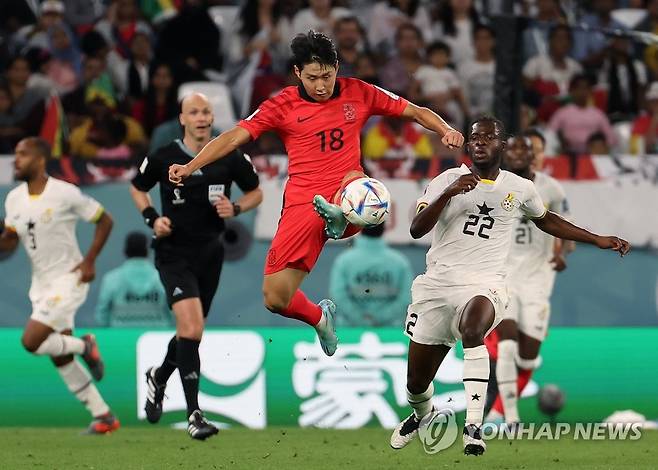 2022 카타르 월드컵에서 가나를 상대로 볼 경합을 펼치는 이강인 [연합뉴스 자료사진]