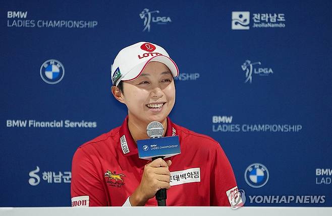 인터뷰하는 김효주 (서울=연합뉴스) 김효주가 16일 전남 해남군 파인비치 골프링크스에서 열린 LPGA 투어 BMW 레이디스 챔피언십 1라운드를 마치고 인터뷰 하고 있다. 2025.10.16 [BMW 레이디스 챔피언십 대회 조직위원회 제공. 재판매 및 DB 금지] photo@yna.co.kr