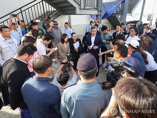 캄보디아 범죄단지 현장에서 브리핑하는 김진아 2차관 (프놈펜=연합뉴스) 서대연 기자 = 캄보디아로 파견된 정부 합동대응팀 단장인 김진아 외교부 2차관이 16일(현지시간) 캄보디아 프놈펜 인근 범죄단지인 태자단지에서 브리핑하고 있다. 2025.10.16 dwise@yna.co.kr