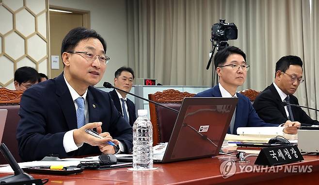 국정감사 답변하는 임광현 국세청장 (세종=연합뉴스) 배재만 기자 = 임광현 국세청장이 16일 정부세종청사 국세청에서 열린 국회 기획재정위원회 국정감사에서 의원들의 질의에 답하고 있다. 2025.10.16 scoop@yna.co.kr