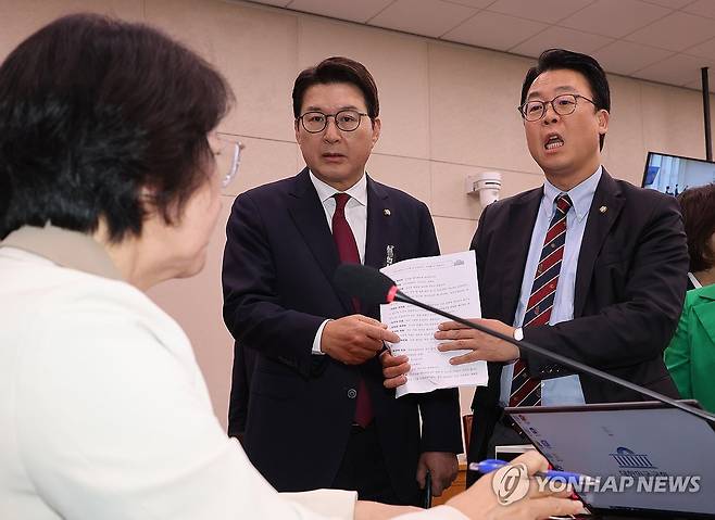 위원장에게 속기록 보여주며 항의하는 국민의힘 (서울=연합뉴스) 박동주 기자 = 16일 서울 여의도 국회에서 열린 감사원 등에 대한 법제사법위원회 국정감사에서 국민의힘 의원들이 추미애 위원장의 회의 진행 방식에 대해 항의하고 있다. 2025.10.16 pdj6635@yna.co.kr