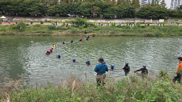 지난 13일 오후 의정부시 중랑천에서 갑자기 불어난 물에 빠져 실종된 중학생을 찾기 위한 구조당국의 수색작업이 이틀째 진행되고 있다. 2025.10.24 /경기북부소방재난본부 제공