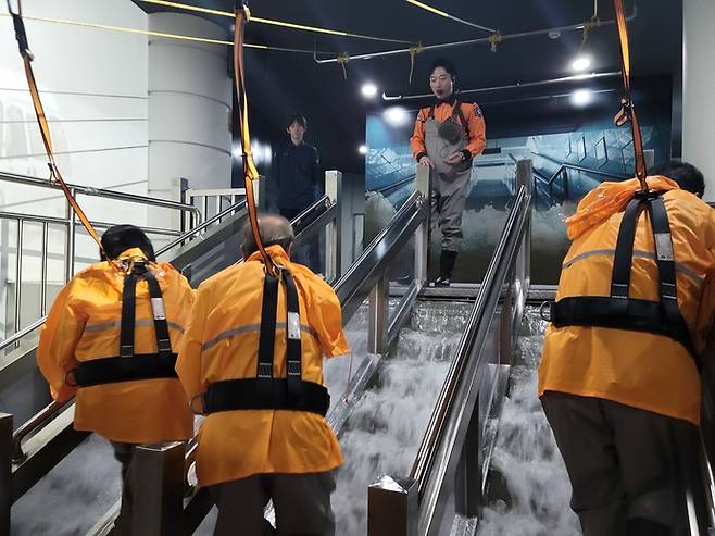 과천시 문원동 주민자치위원회 급류 체험 교육.사진=과천시