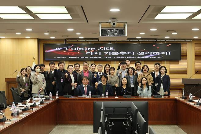 16일 오후 2시, 국회의원회관 제1세미나실에서 열린 'K-Culture 시대, 다시 기본부터 생각하자' 포럼에서 민형배 더불어민주당 국회의원을 비롯한 참석자들이 기념촬영을 하고 있다. 사진=민형배 국회의원실